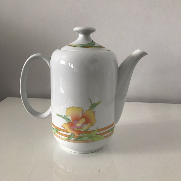 Vintage Teapot with Floral Motif Made in Japan - Picture 2 of 10